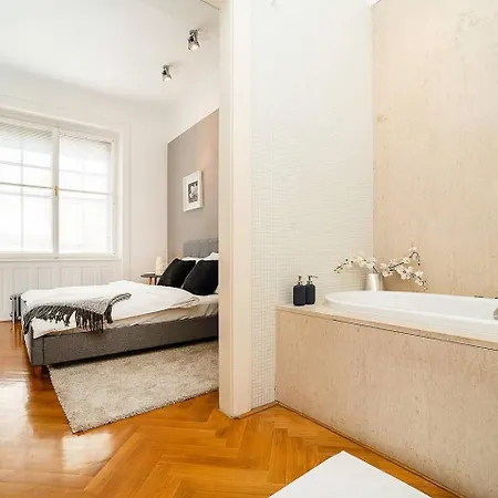 Elegant Old Town Apt With Balcony With Free Garage Prague Exterior photo