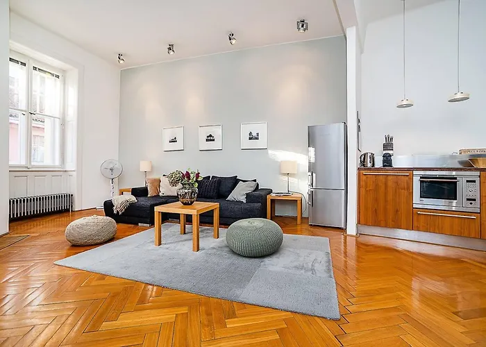 Elegant Old Town Apt With Balcony And Free Garage