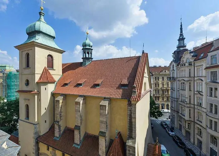 Elegant Old Town Apt With Balcony And Free Garage